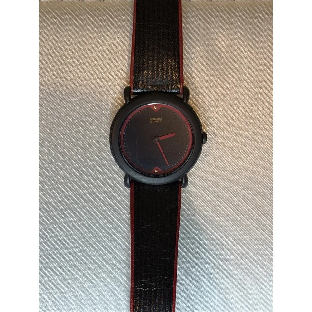 Vintage Seiko Ladies Watch in Slim Black *Case Black Leather Band Needs‎ Battery